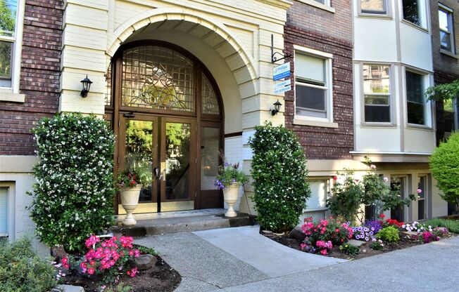 Rialto Court Apartments - Vintage Beauty in Capitol Hill