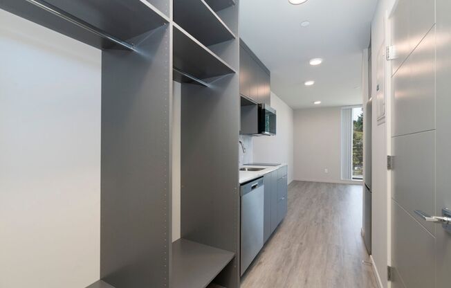 Studio, 1 bath, 298 sqft, $1,450, Unit 605