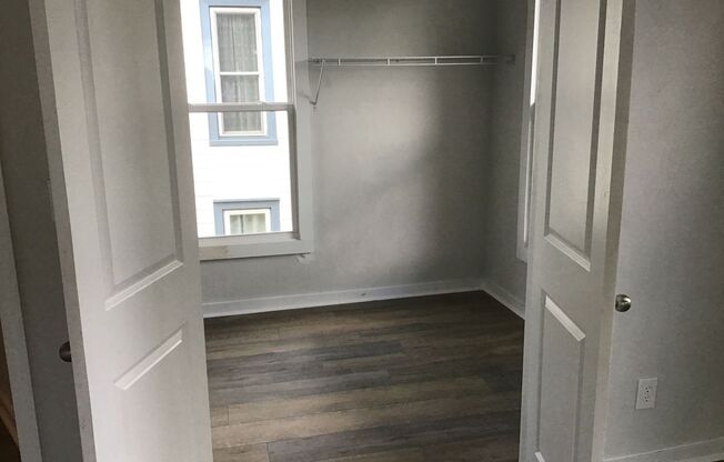 3 beds, 1 bath, $1,300, Unit B