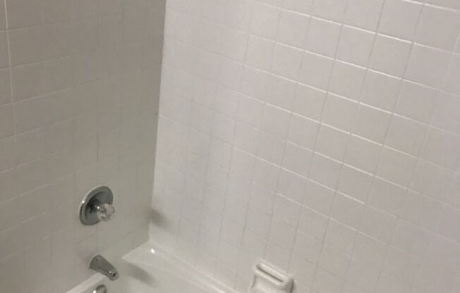 2 beds, 1 bath, 800 sqft, $885, Unit 400-03