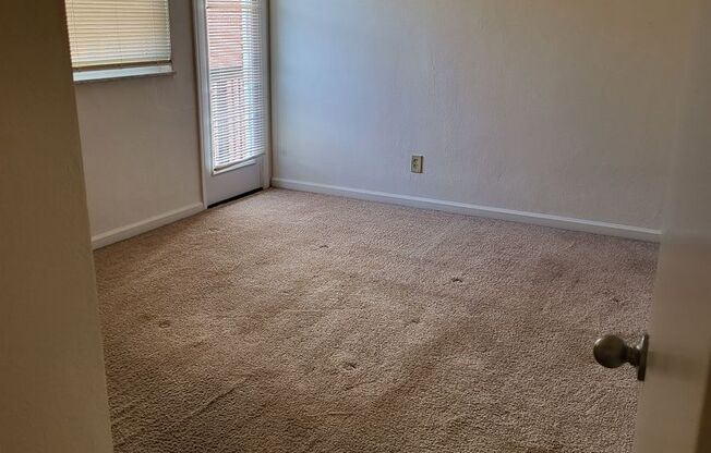 2 beds, 1 bath, 900 sqft, $970, Unit 05240-2