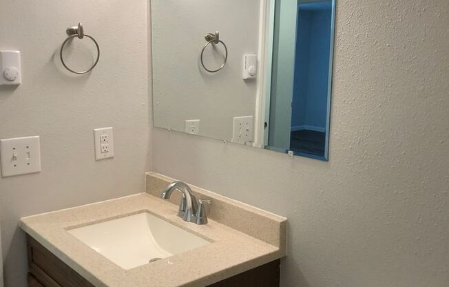 2 beds, 1 bath, 945 sqft, $1,575, Unit 085