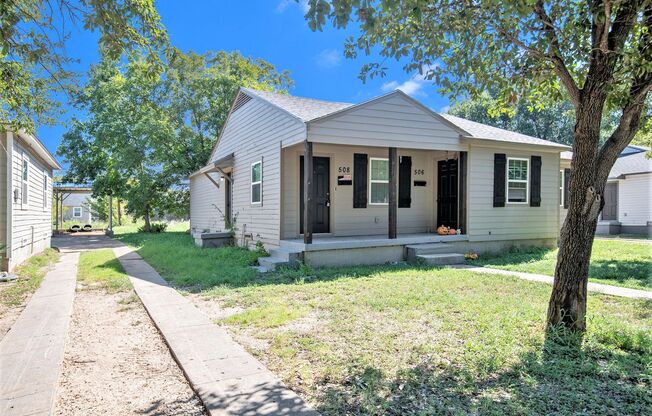 This charming 1-bedroom, 1-bath duplex in Grand Prairie boasts updated floors and granite countertops, combining modern aesthetics with functionality.