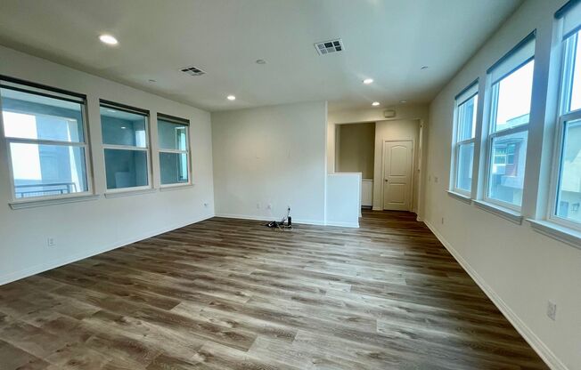 Beautifully upgraded townhome with 2-car in Rancho Cucamonga