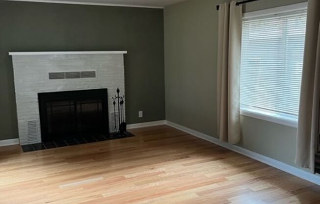 Charming one level 2 bedroom 1 bath house in SW Portland- AVAILABLE NOW