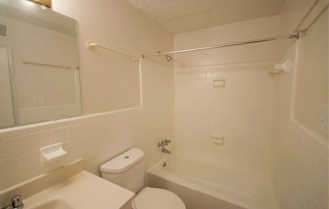 1 bed, 1 bath, 925 sqft, $1,170, Unit D02