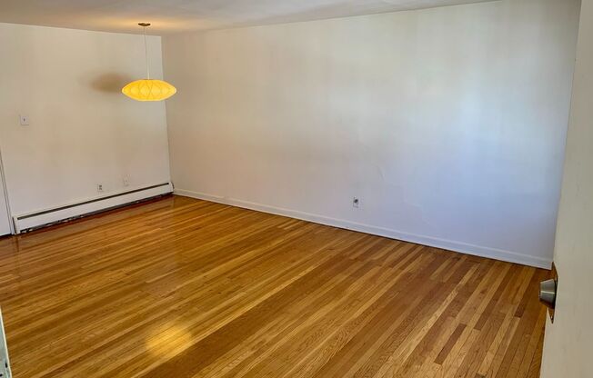 Charming 2-Bedroom/1-Bathroom Apartment by the Art Museum! Garage and Parking Included!