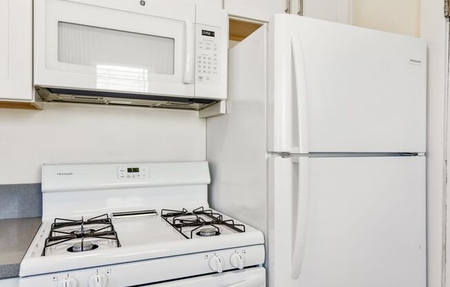 Studio, 1 bath, 320 sqft, $1,595, Unit 07