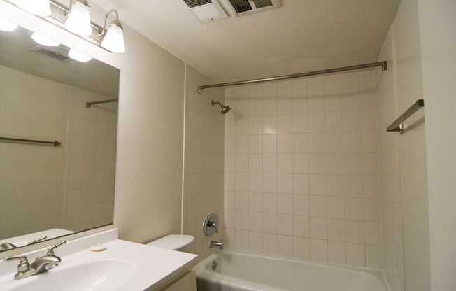 2 beds, 1.5 baths, 1,086 sqft, $1,190, Unit 5057-07