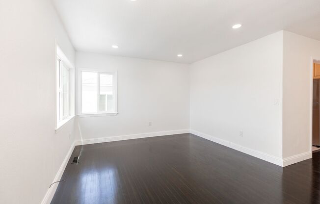 Remodeled 1-bed duplex, parking & huge backyard!