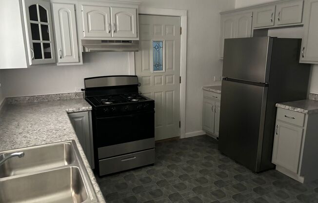 2 beds, 1 bath, $895, Unit Frink 1208