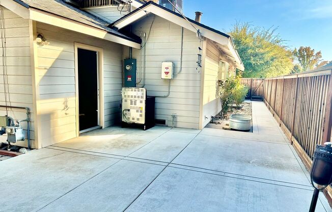 3 beds, 1 bath, $2,450