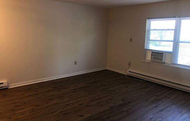 2 beds, 1 bath, $825, Unit Unit 1