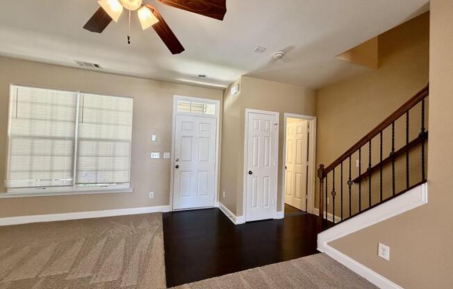 121 WALNUT CV DR