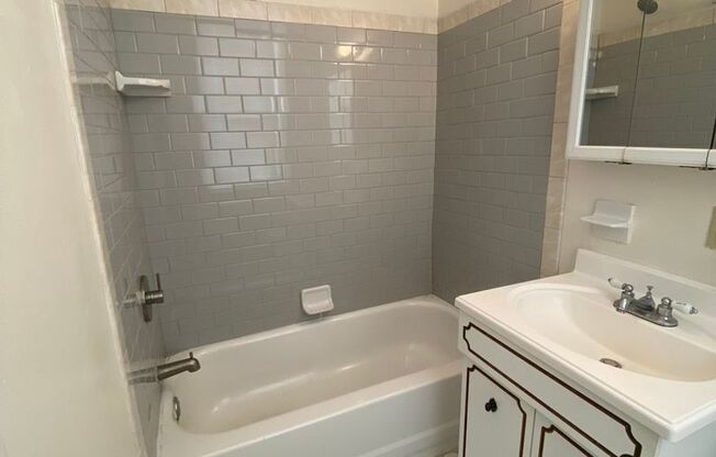 Studio, 1 bath, 450 sqft, $900, Unit 405