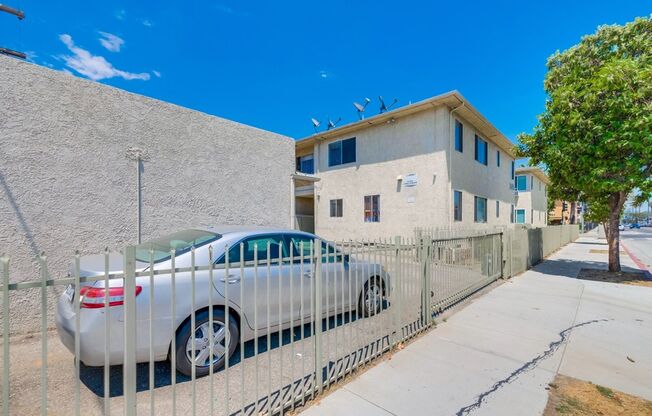 Classic Courtyard Building on Venice Blvd – Secure, Convenient, Pet-Friendly