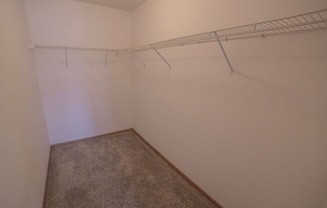 3 beds, 1 bath, 1,070 sqft, $995, Unit 1414-102