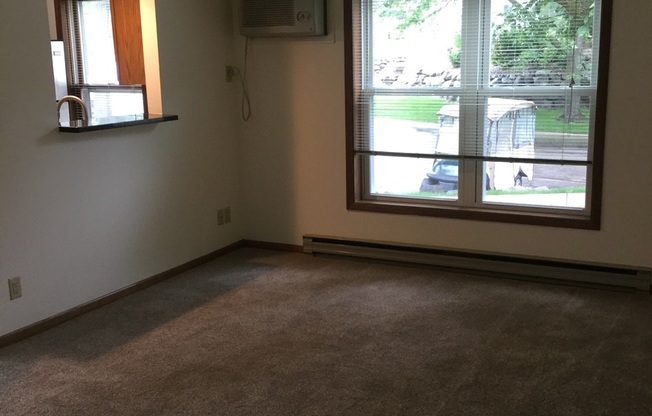 2 beds, 1 bath, 950 sqft, $1,700, Unit 7641CB