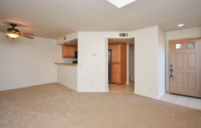 Beautiful condo blocks from the beach!