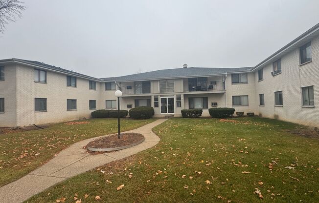 Spacious 2 Bedroom Apartment Available!