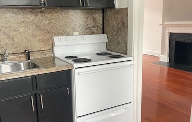 Studio, 1 bath, 750 sqft, $1,150, Unit 11