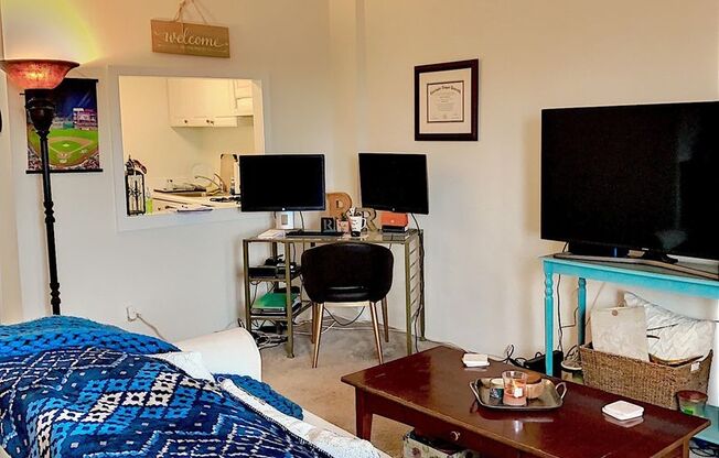 Great Location, Sunny 8th Floor Studio with Panoramic View, Pool,Gym