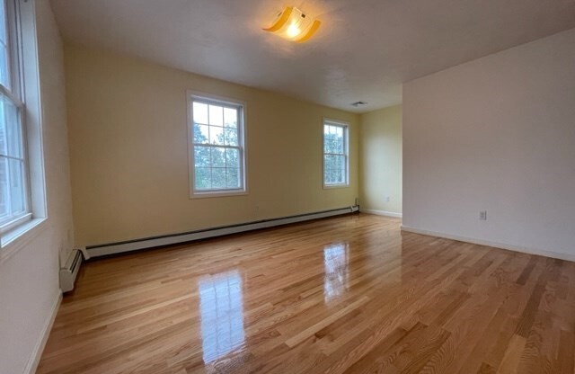 4 beds, 2 baths, 1,590 sqft, $4,300
