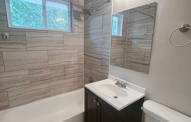Charming 3-Bedroom Gem with a Screened-In Patio Oasis!