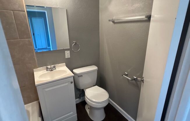 2 beds, 1 bath, 750 sqft, $1,070, Unit B07 1058 15