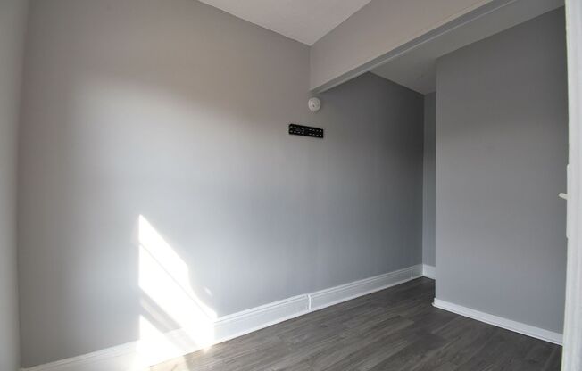 2 beds, 1 bath, $2,250, Unit 494 Broadway - 2R