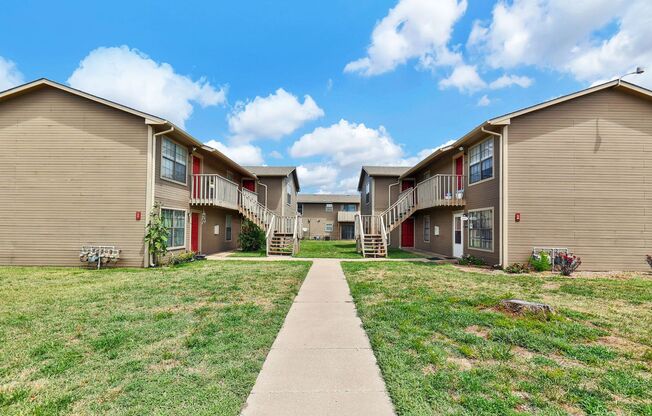 2 beds, 1 bath, 950 sqft, $835, Unit 6841 W. Shade Lane #303