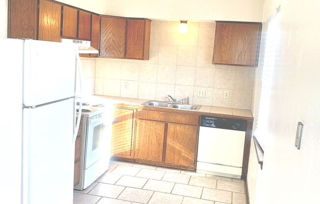 2 beds, 1 bath, 975 sqft, $895, Unit 2