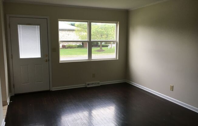 **3-BEDROOM CAPE COD w/ 1-CAR GARAGE IN BEECHWOLD!!**