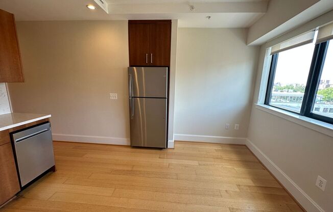 1 bed, 1 bath, $2,500, Unit 715