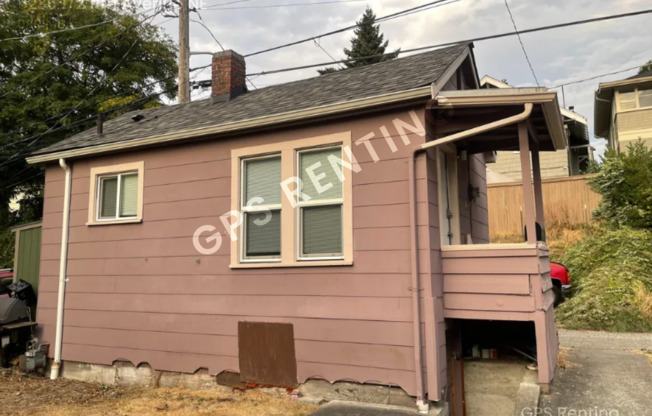 Cozy Studio Cottage in the University District