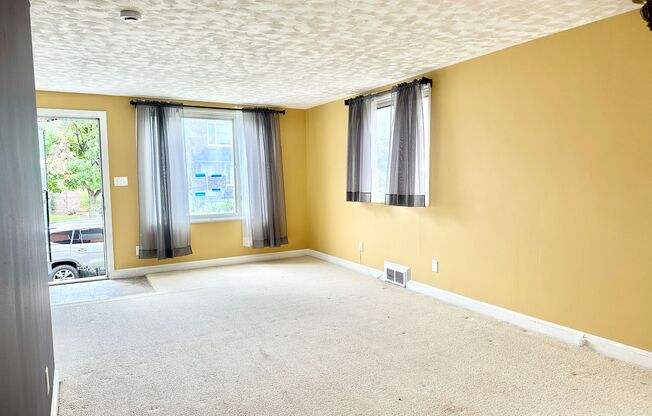 Charming 3-bedroom, 1.5-bathroom! Pets Welcome! Parking!