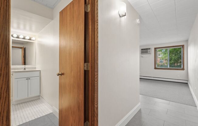 Studio, 1 bath, 500 sqft, $925, Unit 33