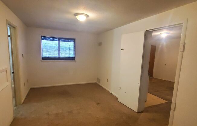 1 bed, 1.5 baths, $590, Unit H