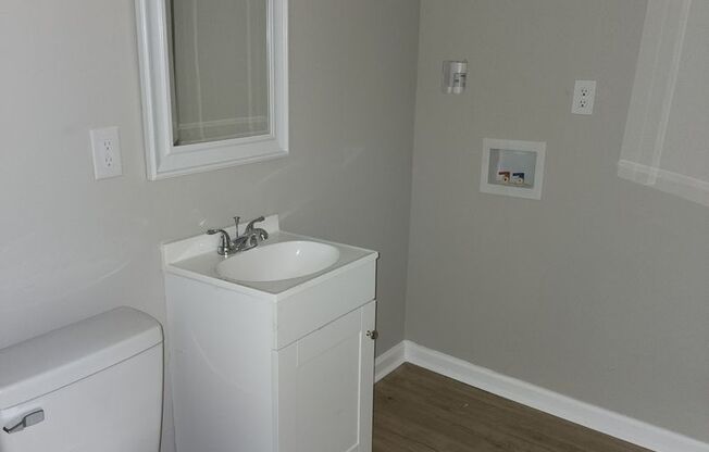 1 bed, 1.5 baths, $895, Unit 4919- B Schmidt St