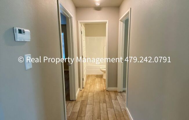 2 beds, 2 baths, $900, Unit Side A