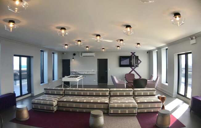 Clubhouse filled with Natural Lighting at 1033 W Loyola, Illinois