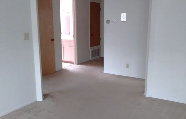 2 beds, 1 bath, $2,395, Unit 302