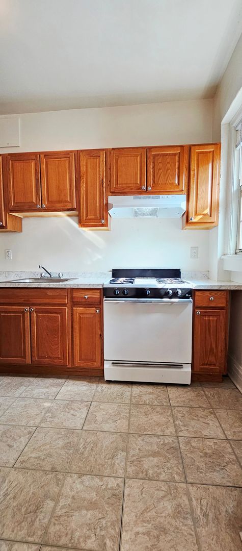 2 beds, 2 baths, 775 sqft, $1,975, Unit 210