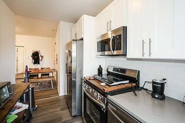 78 10 32 AVE