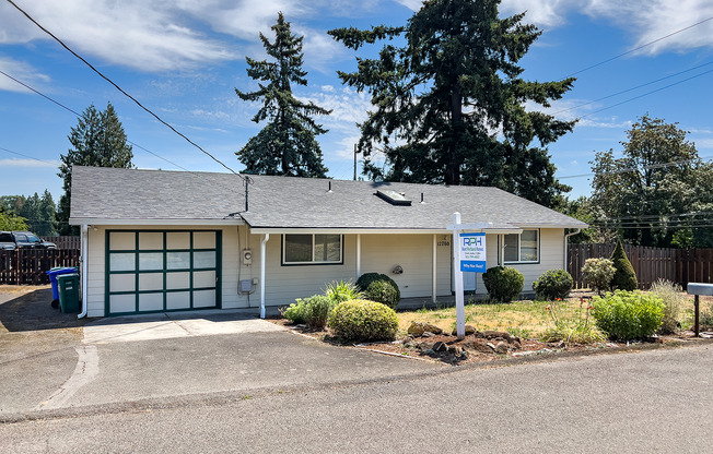 Spacious 3 Bedroom 1 Bath Ranch House  in Milwaukie! Washer and Dryer Included!