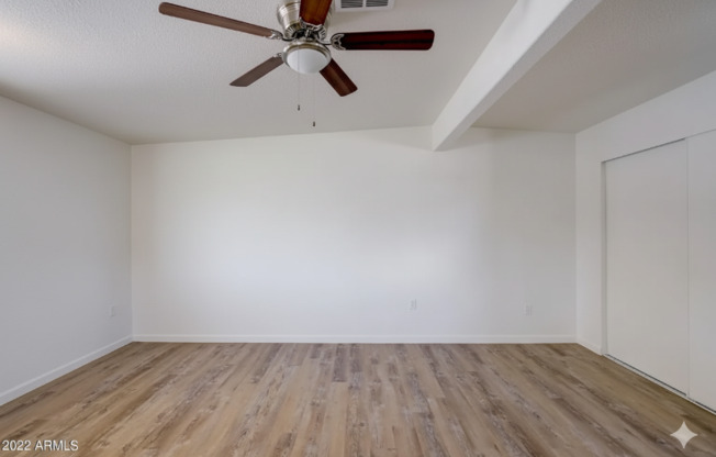 1908 E LYNNE LN