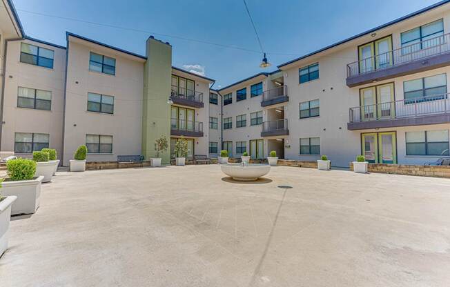 Courtyard at Vue Live Oak, Dallas, Texas