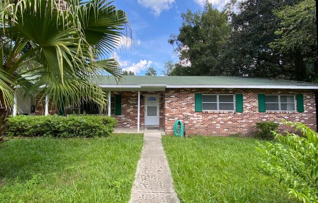 4/3.5 with Pool Home Located in NW Central Gainesville!