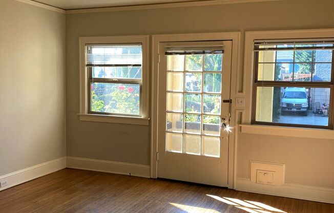 Spanish-Style Apartment Close to Belmont/Laurelhurst Located on Famous Peacock Lane! Loaded with Charm!