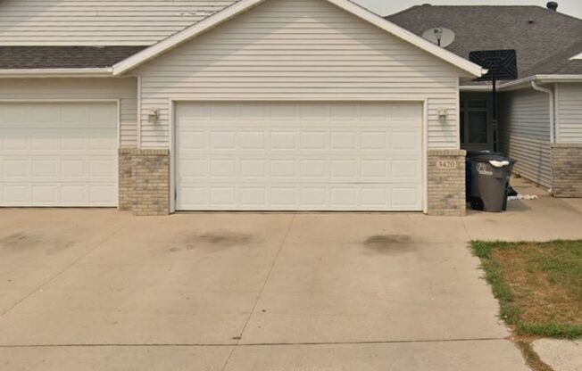 4 Bed, 3 Bath Townhome in Village Green!